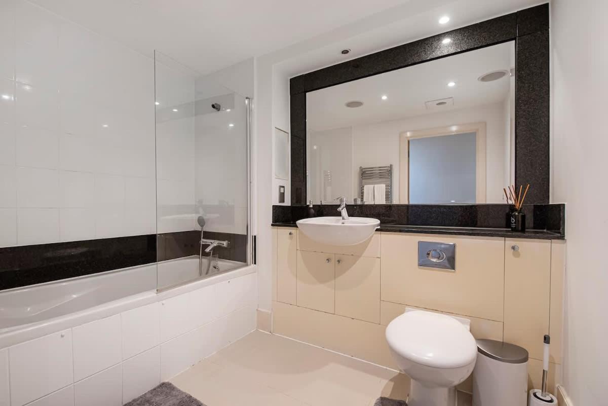 Charming 2 Bed Thames View Apartment *