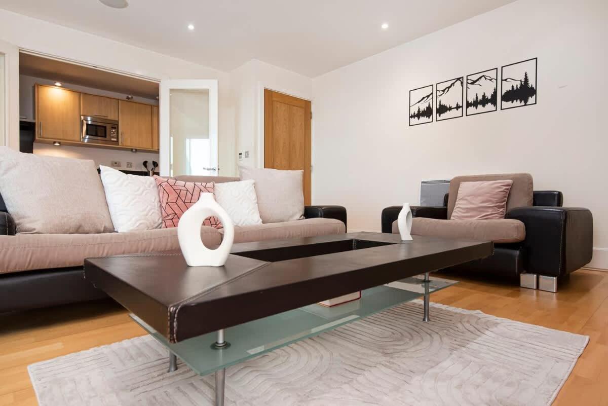 Charming 2 Bed Thames View Apartment *
